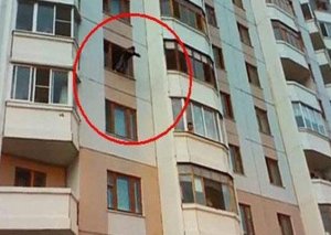 Gənc oğlan binadan yıxılıb öldü