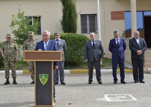 Alı Alıyev Respublika Günündə əsgər və zabitlərlə görüşüb
