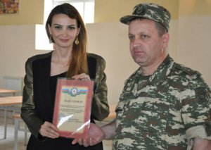 Millət vəkili və JEM təmsilçiləri düşmənlə təmas xəttində əsgərlərlə