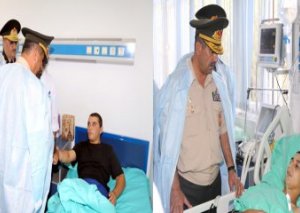 Müdafiə naziri yaralanmış əsgərin əlini öpdü