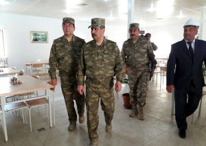 Müdafiə naziri cəbhə bölgəsində tikilən yeni hərbi hissədə-