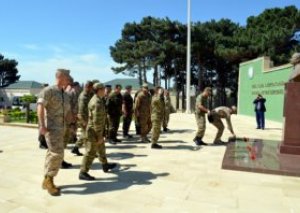 Xarici hərbi attaşelər Silahlı Qüvvələrin hərbi hissəsinə tanışlıq səfəri ediblər