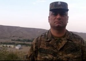 Aprel döyüşlərində qaçıb aradan çıxan erməni polk komandirinin poqonları “uçdu”