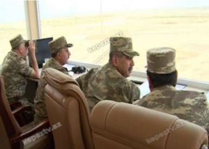 Şəxsi heyət düşmən mövqelərini yarıb keçdi – cəbhə zonasında hərbi təlimlər