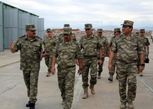 Nazir cəbhəboyu zonadakı tank hərbi hissəsində -