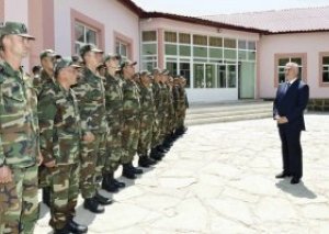 Vasif Talıbov sərhəddəki hərbi hissələrə baş çəkdi