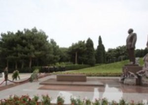 Rusiyanın müdafiə naziri Heydər Əliyevin məzarını ziyarət edib