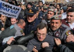 Rus əsgərinin Ermənistana verilməsi tələbi ilə yürüş