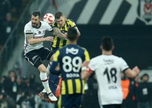 İstanbul derbisində 4 qol, 3 qırmızı vərəqə