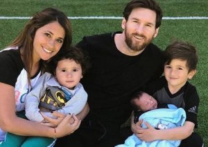 Messi bir aylıq oğlunun fotolarını paylaşdı
