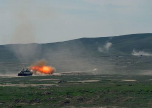 Ali Hərbi Məktəbin kursantları səhra çıxışında praktiki tapşırıqları icra edir