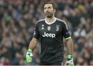 Buffon ona qırmızı vərəqə göstərən hakimi zibil vedrəsinə bənzədib