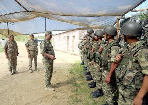 Müdafiə naziri cəbhəboyu zonada yerləşən bölmələrin qışa hazırlığını yoxlayıb